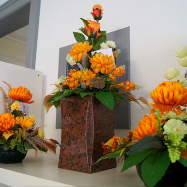 fleurs artificielles, vase en granit