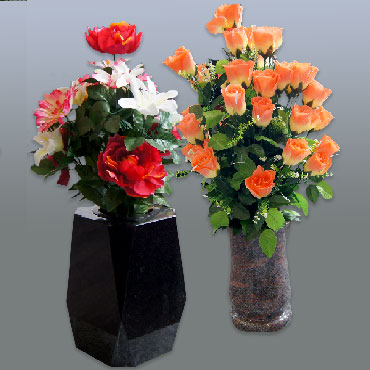 Fleurs Artificielles et vases Funéraires